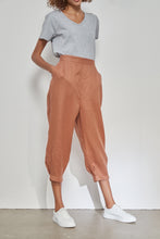 Load image into Gallery viewer, TUCK HEM PANTS CLAY
