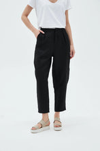Load image into Gallery viewer, TAILORED LINEN CAPRI PANT
